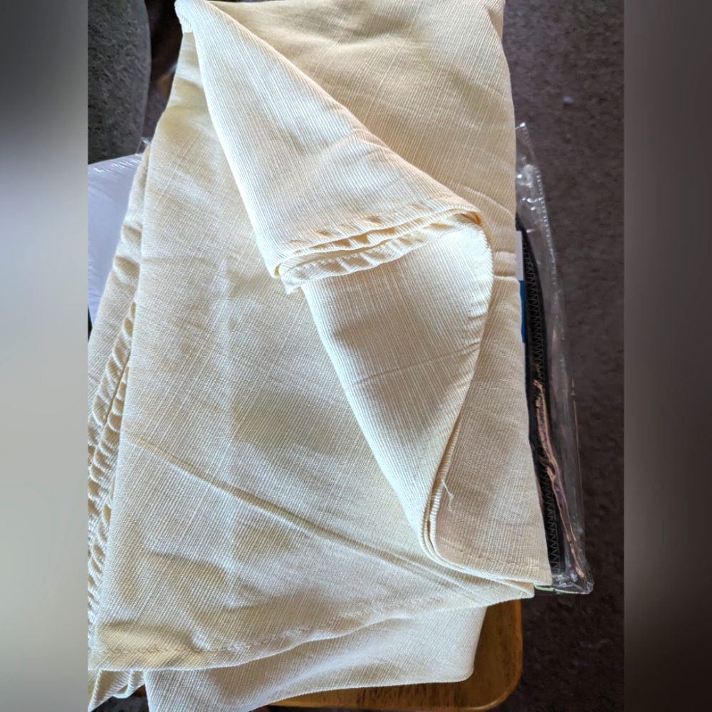3/$30 NWOT 60" Round Cream Cotton Tablecloth